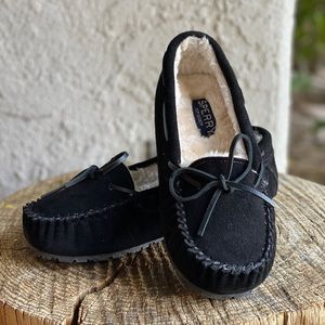 taos trapper moccasins